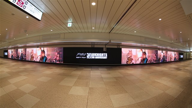 『アークナイツ』のサービス開始2周年を記念してJR新宿駅東西自由通路でジャック広告を掲出