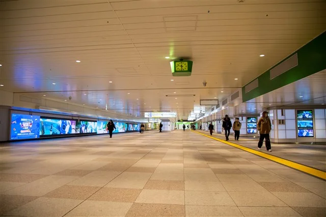 『アークナイツ』のサービス開始2周年を記念してJR新宿駅東西自由通路でジャック広告を掲出