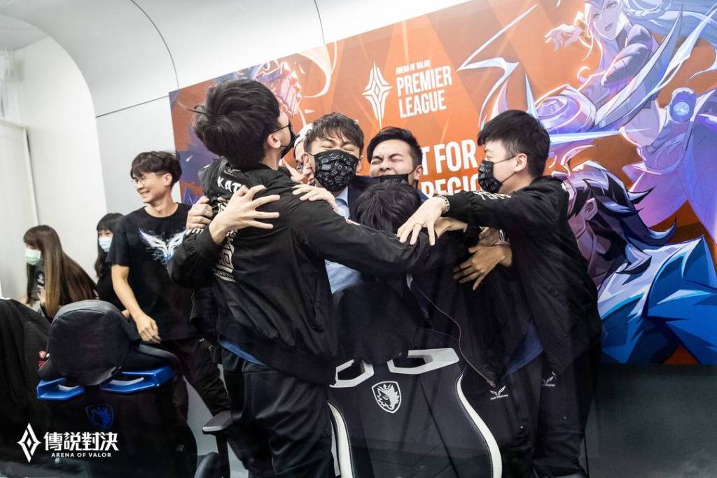 FW發揮BP策略與團隊合作逆風反打 贏得冠軍獎盃稱霸2020 APL