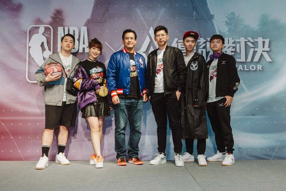 一張含有 個人, 擺姿勢, 團體, 直立的 的圖片自動產生的描述