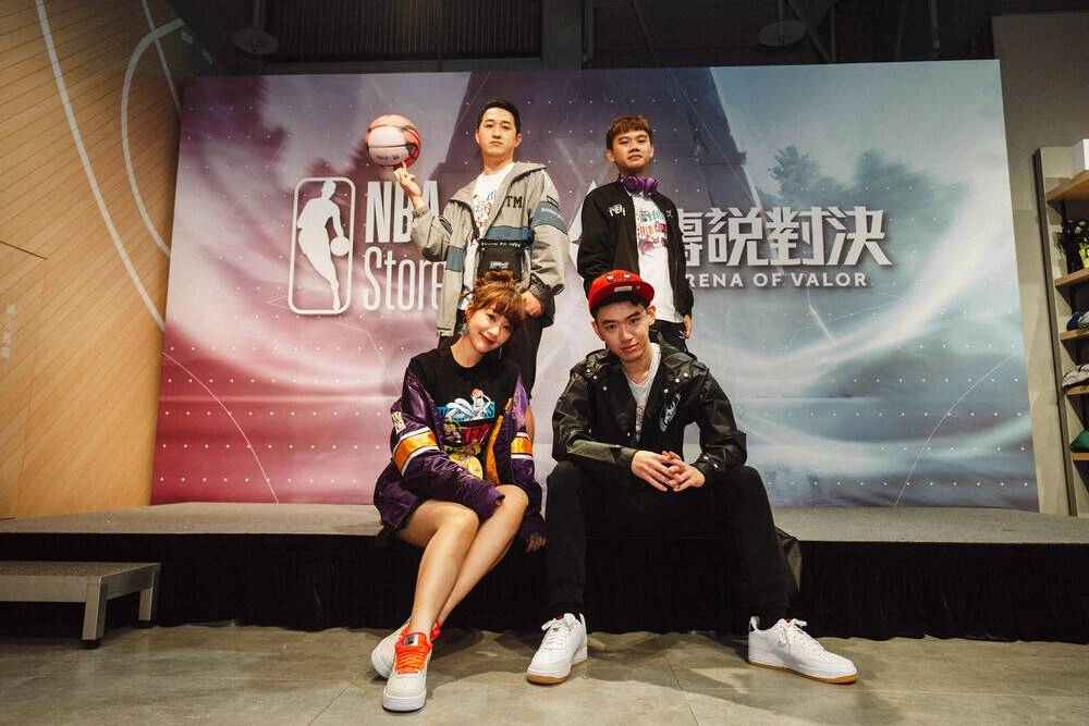 一張含有 文字, 地板, 個人, 室內 的圖片自動產生的描述