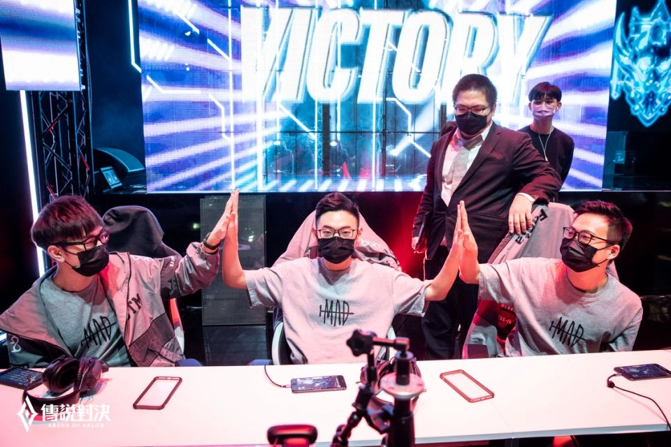 一張含有 個人, 男人, 階段, 桌 的圖片自動產生的描述