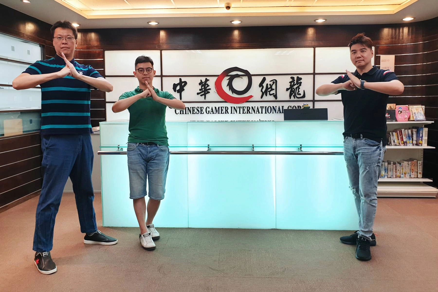 左起中華網龍美術總監郭秉奇(大樹)、主企劃黃詠翔及遊戲製作人莊凱雄分享《黃易群俠傳M》開發秘辛