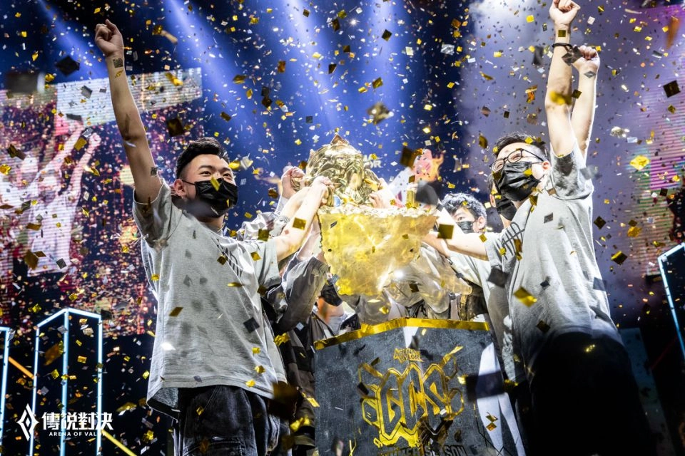 一張含有 個人, 直立的, 男人, 握住 的圖片自動產生的描述