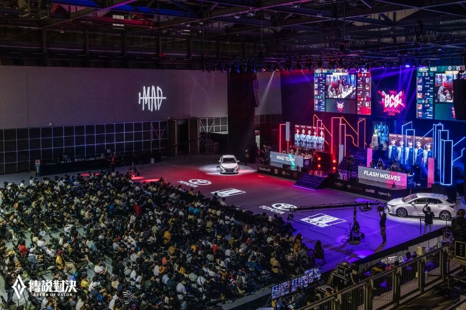 一張含有 階段, 填滿, 大, 建築物 的圖片自動產生的描述