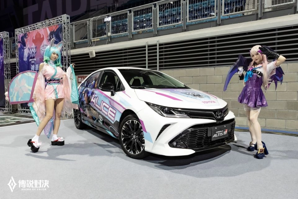 一張含有 路面, 建築物, 室外, 女性 的圖片自動產生的描述