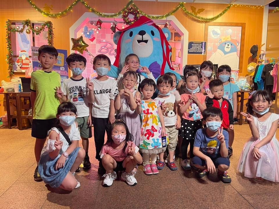 超強卡司巨星演唱會,熊寶領頭嗨唱耶誕城! 單天銷售破百隻的夢幻逸品讓你非帶不可!