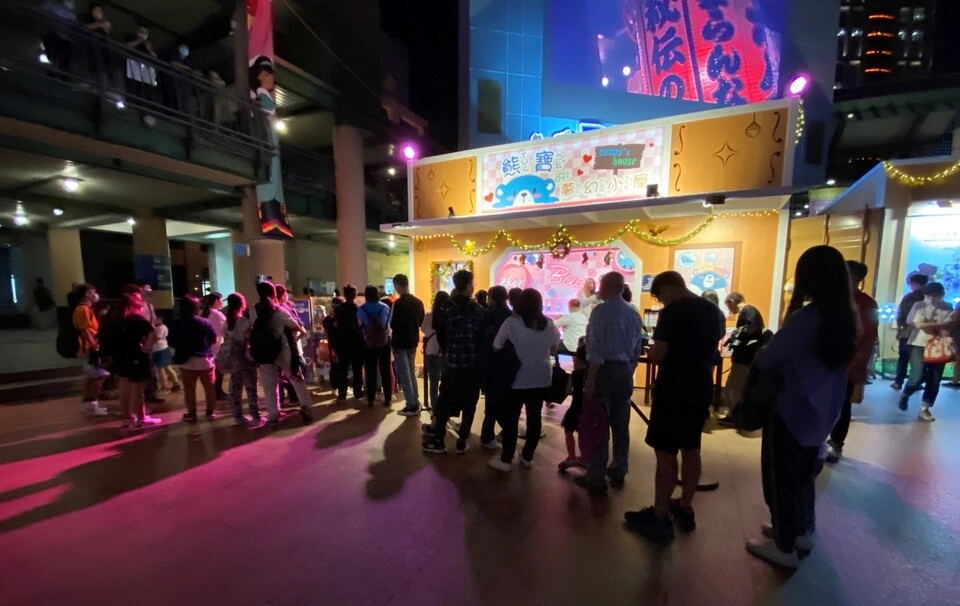 超強卡司巨星演唱會,熊寶領頭嗨唱耶誕城! 單天銷售破百隻的夢幻逸品讓你非帶不可!