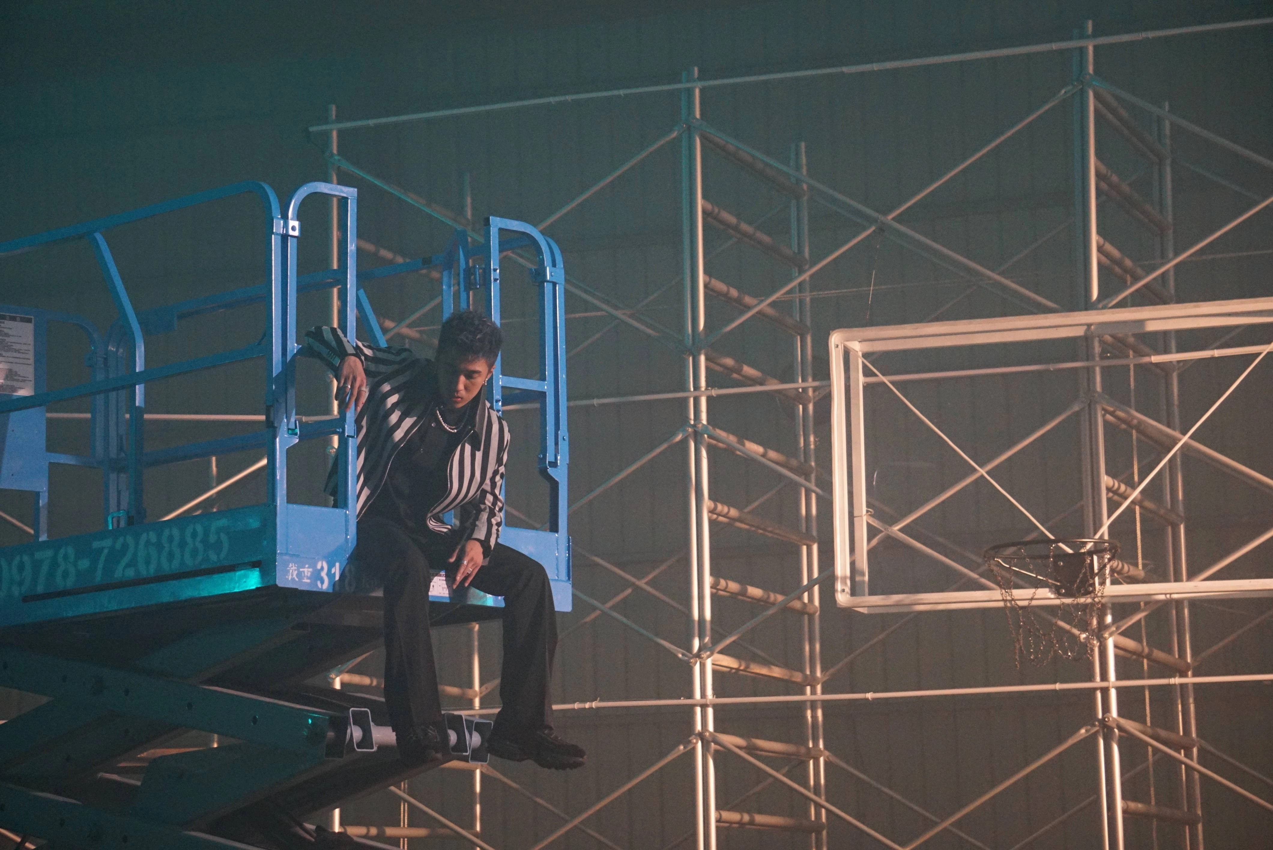 《極限街籃》公開代言人身分　百變 時裝讓你Show自我！