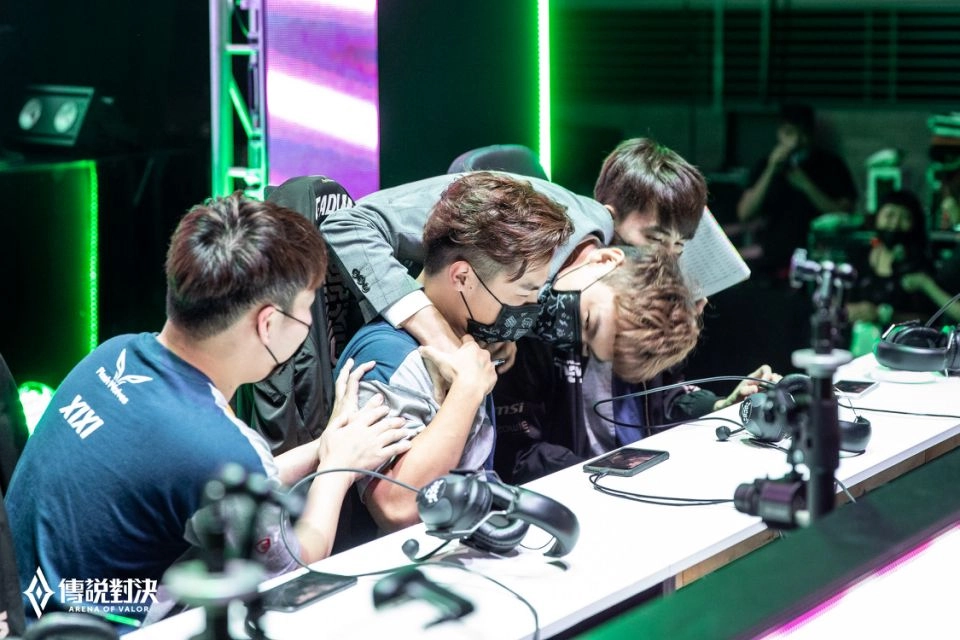 一張含有 個人, 桌, 室內, 男人 的圖片自動產生的描述